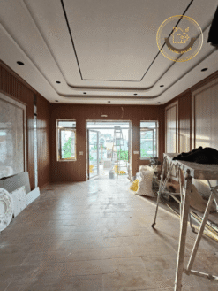 Cận cảnh vách nano lam dọc, ô pano giữa và mảng gương, ánh nắng chiếu tạo chiều sâu không gian – Quốc Cường Decor.